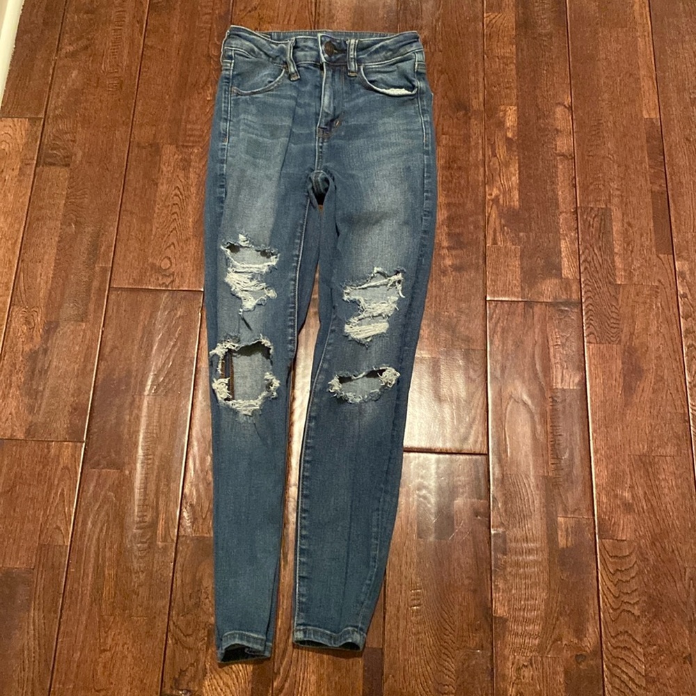 American Eagle distressed Super Hi-Rise Jegging